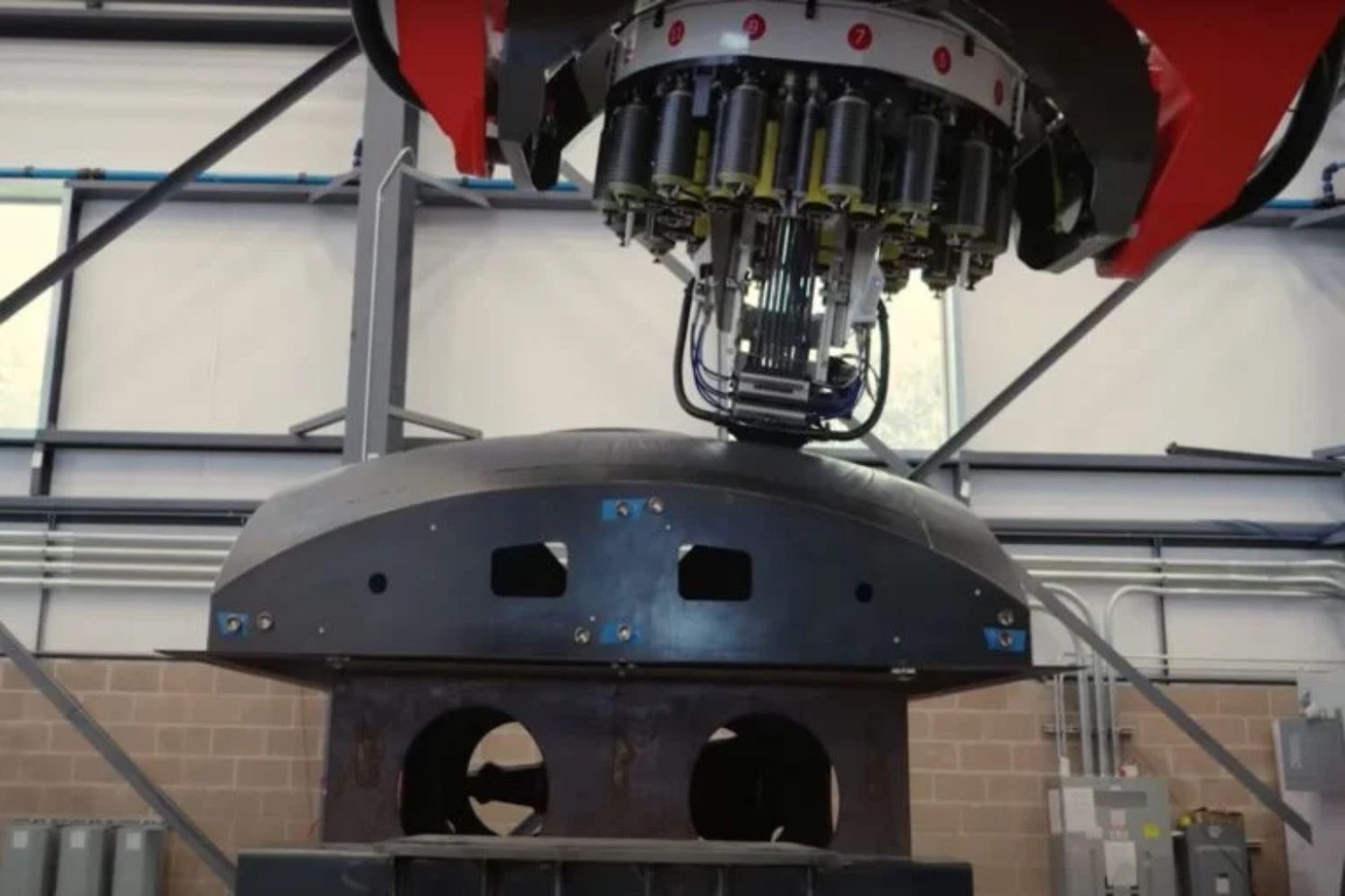 Te presentamos al robot de 99 toneladas que está imprimiendo el cohete Neutron de Rocket Lab