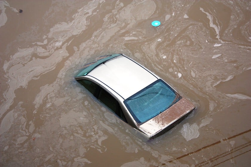 Un coche se puede convertir en una trampa mortal en pocos segundos ante una inundación: qué podemos aprender de anteriores catástrofes