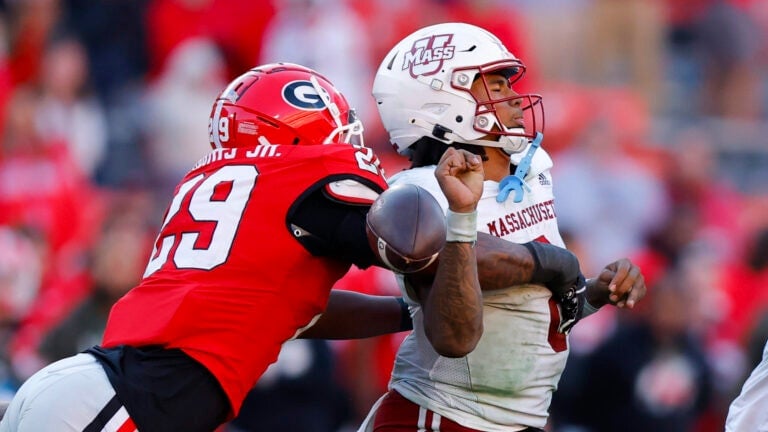 Carson Beck throws 4 TD passes, Georgia beats UMass 59-21