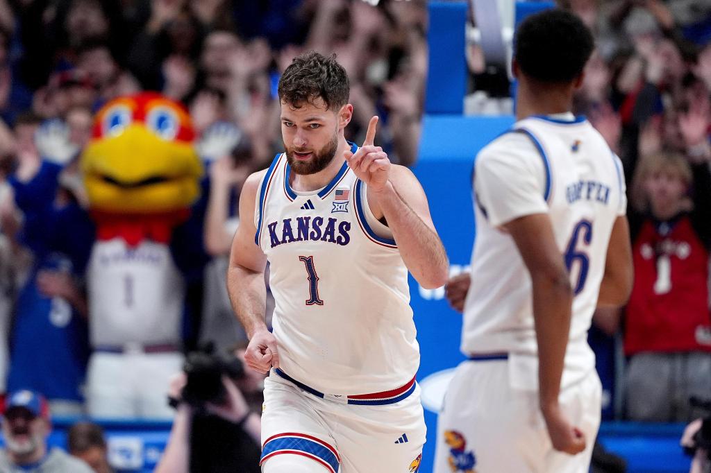 Kansas stays at No. 1 ahead of Vegas showdown vs. No. 11 Duke as Illinois drops out following 1st loss of season