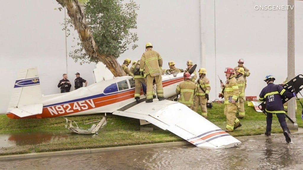 Small plane crashes while landing on California street, 2 injured