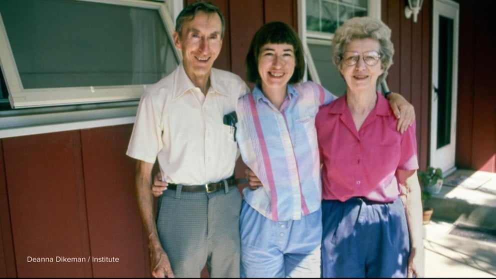 WATCH: Iowa woman took photos of her parents waving goodbye for 27 years