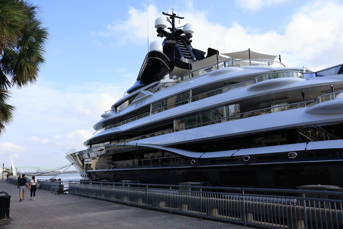 How much is Shad Khan paying for docking his Kismet yacht in downtown Jacksonville