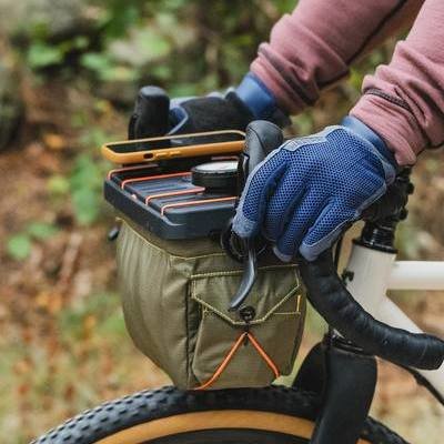 A Large-Capacity, Tech-Friendly Handlebar Bag for Bikes