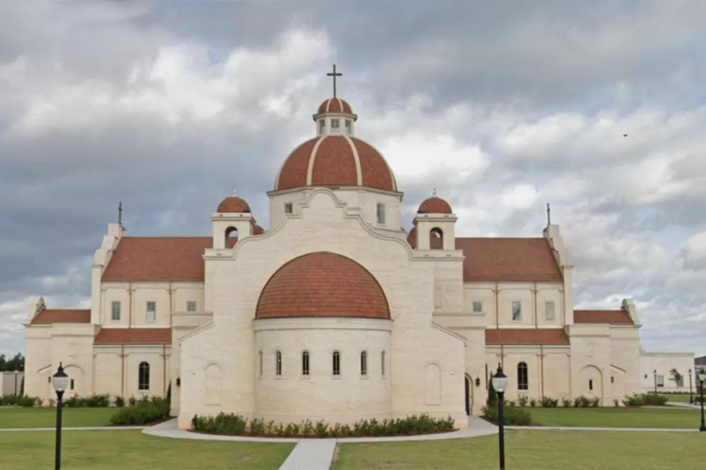 Three Texas thieves wanted for stealing $25,000 from man while he was praying