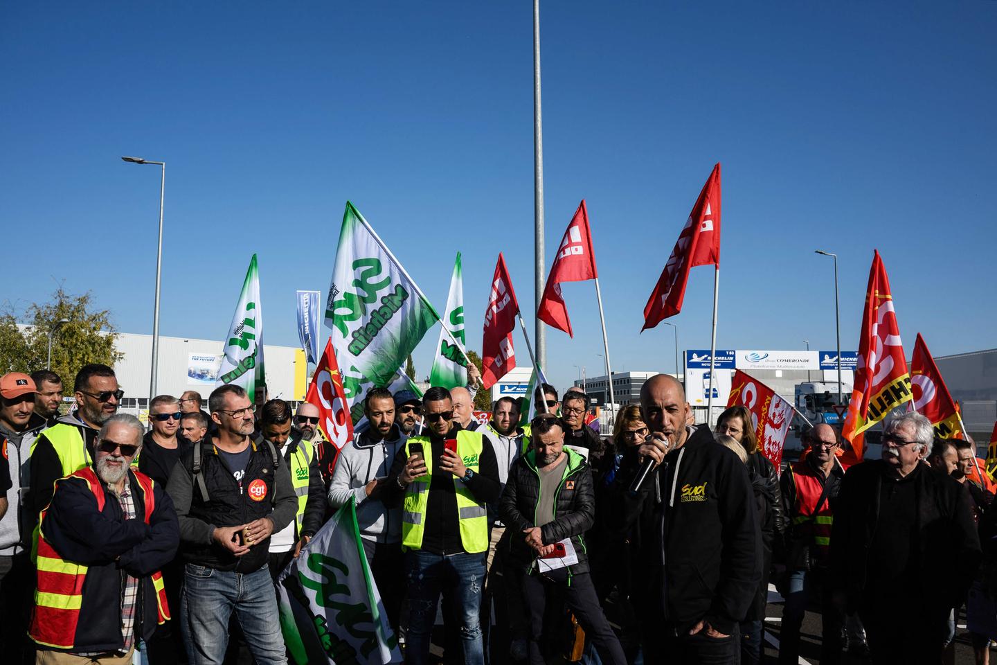 Michelin : des centaines de manifestants contre la fermeture des usines de Cholet et de Vannes, le ministre de l’industrie invectivé