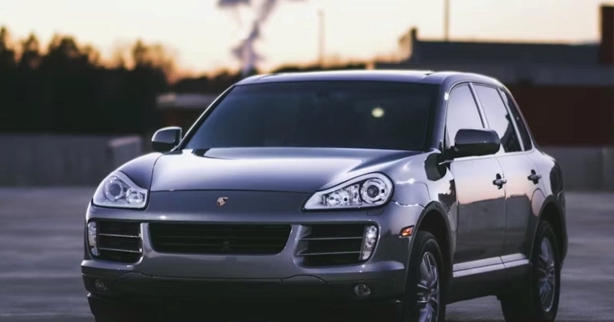 'Hey! You can't park there!': Entitled rich dude assumes delivery man is valet, gives him the keys to his car, backlash ensues