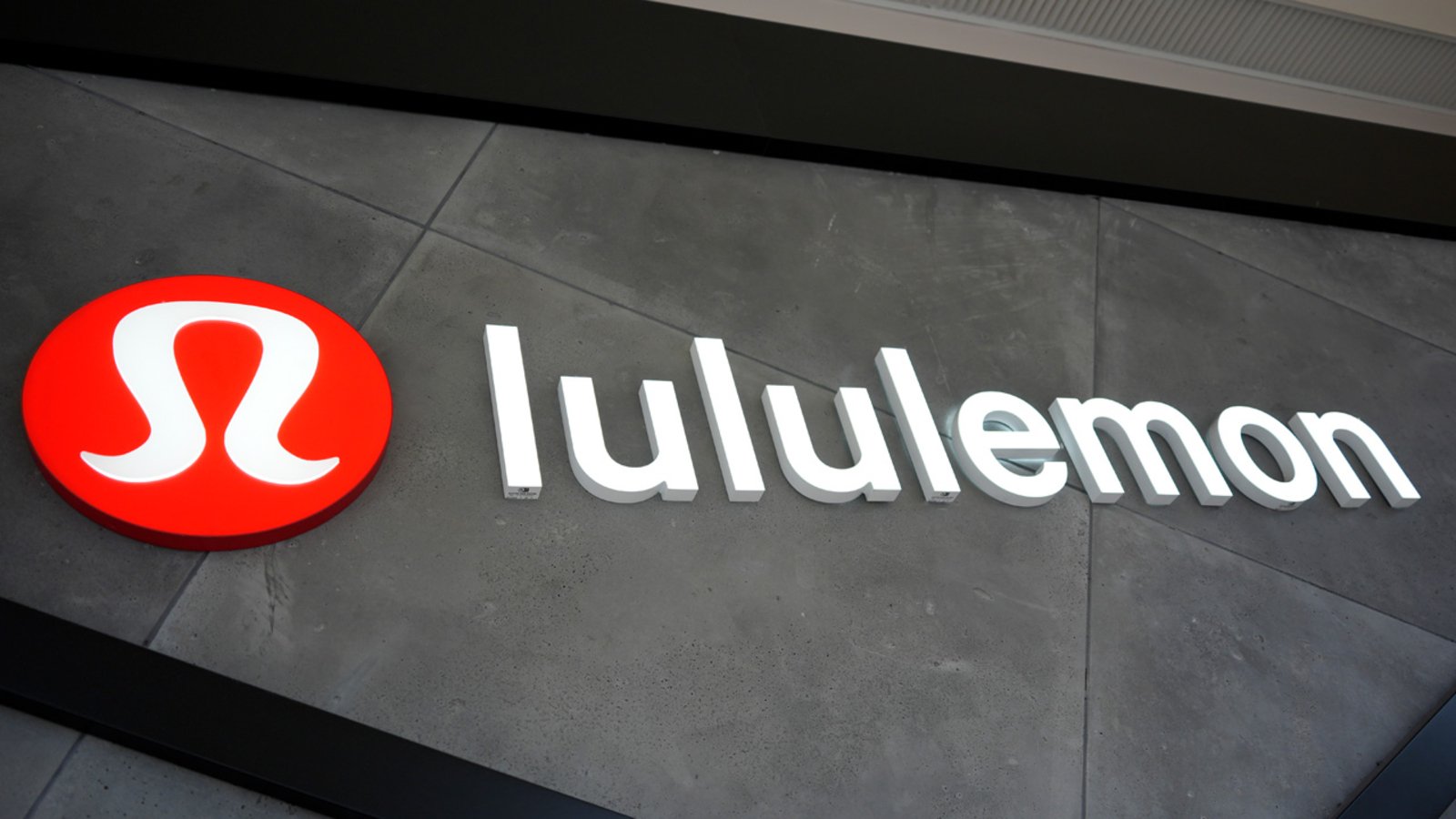 Connecticut couple arrested for $1 million theft from Lululemon