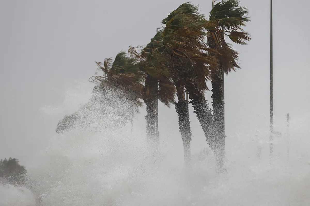 Alerta máxima por lluvias torrenciales en Tarragona: la Generalitat pide restringir la movilidad, avisa por móvil a los vecinos y refuerza el plan de emergencias