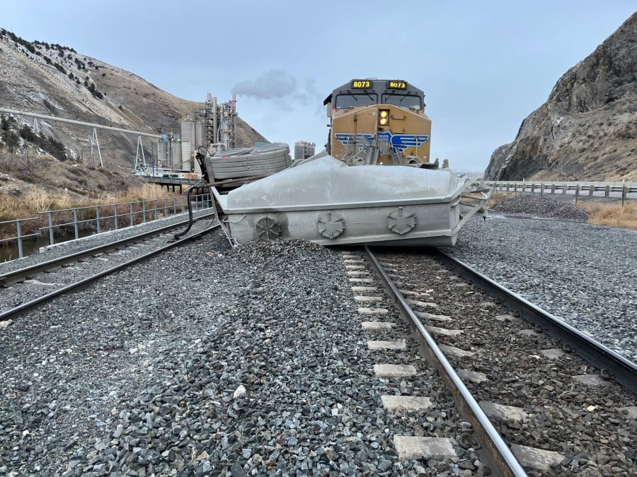 Train crashes into cement truck in eastern Oregon