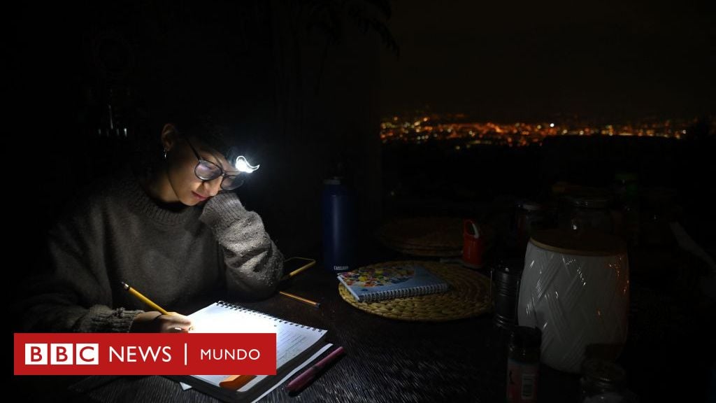 "Es como volver al siglo XVIII": los apagones que tienen a Ecuador 12 horas sin luz por día