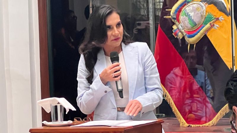 Verónica Abad regresa a Ecuador tras rechazar la suspensión del Gobierno