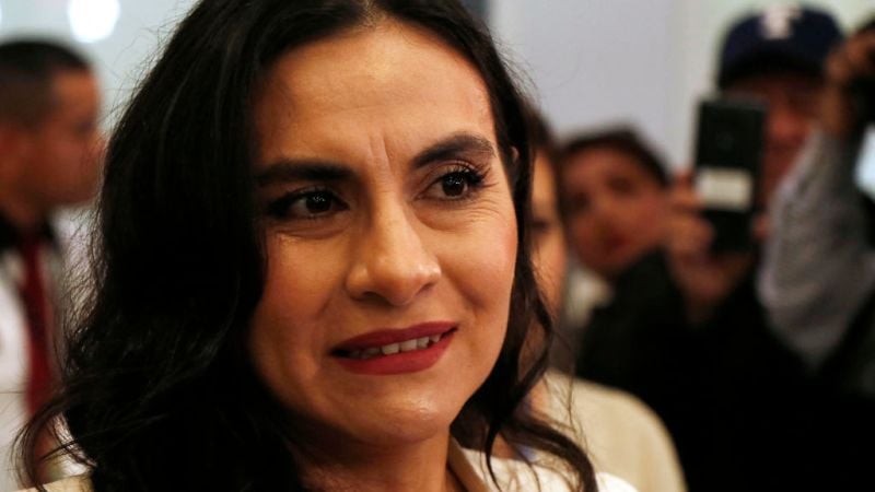 "Casi encadenada y encerrada": Verónica Abad, vicepresidenta de Ecuador, regresa a Quito