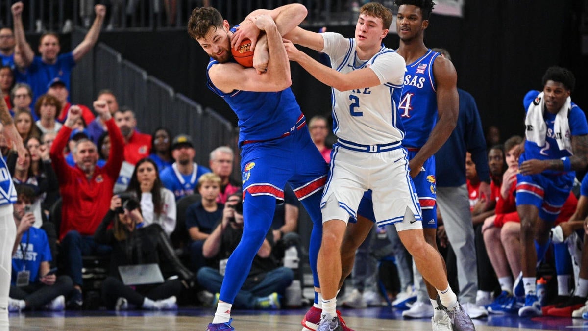 Kansas star big man Hunter Dickinson ejected after kicking Duke's Maliq Brown in face in Jayhawks' victory