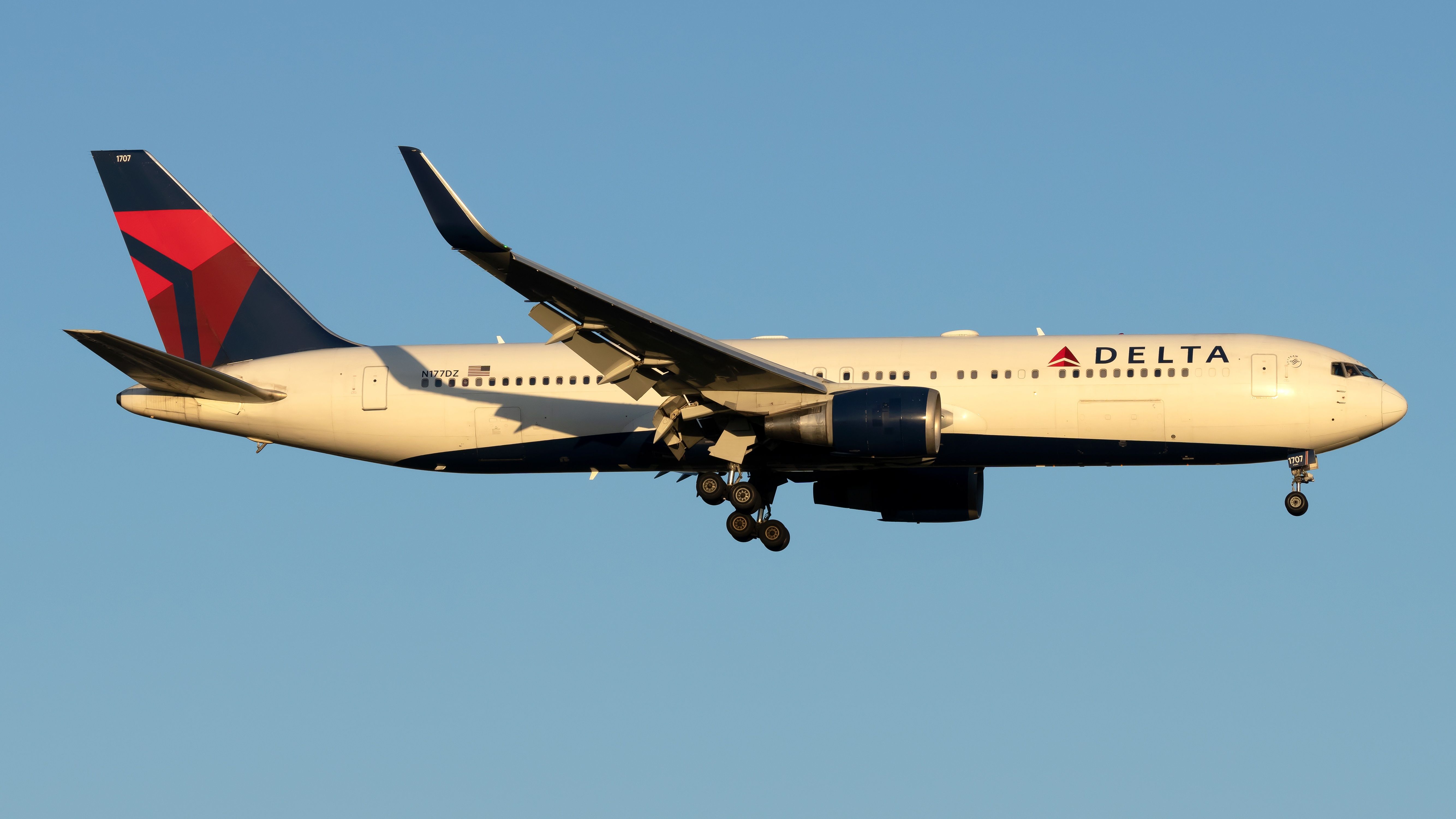 Delta Air Lines Boeing 767 Returns To New York JFK Following Fumes On Board Aircraft