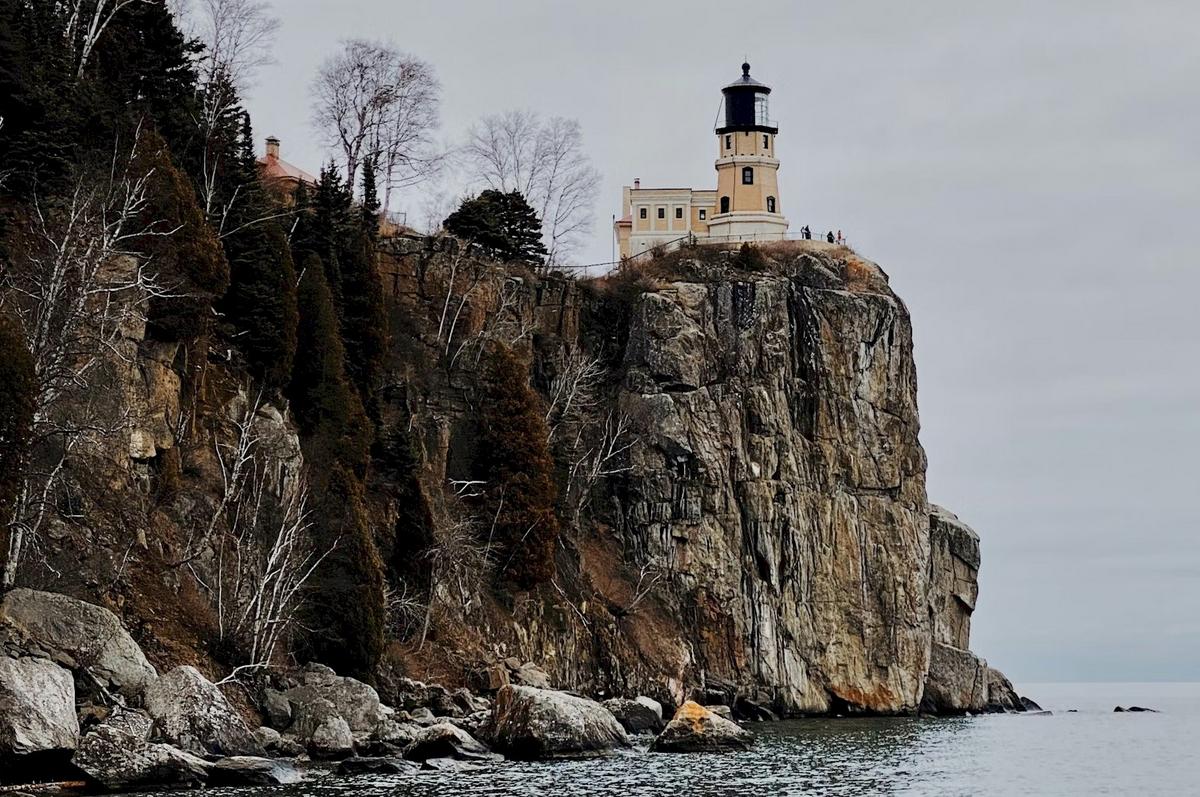 Showcase Minnesota's Iconic North Shore Landmark