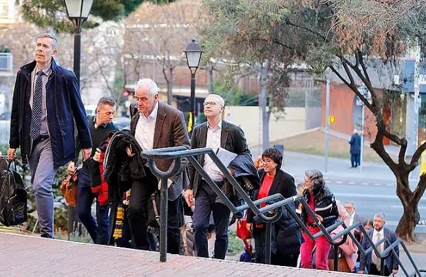 Europa urge a Illa a acabar con la "discriminación de los castellanohablantes" en los colegios catalanes