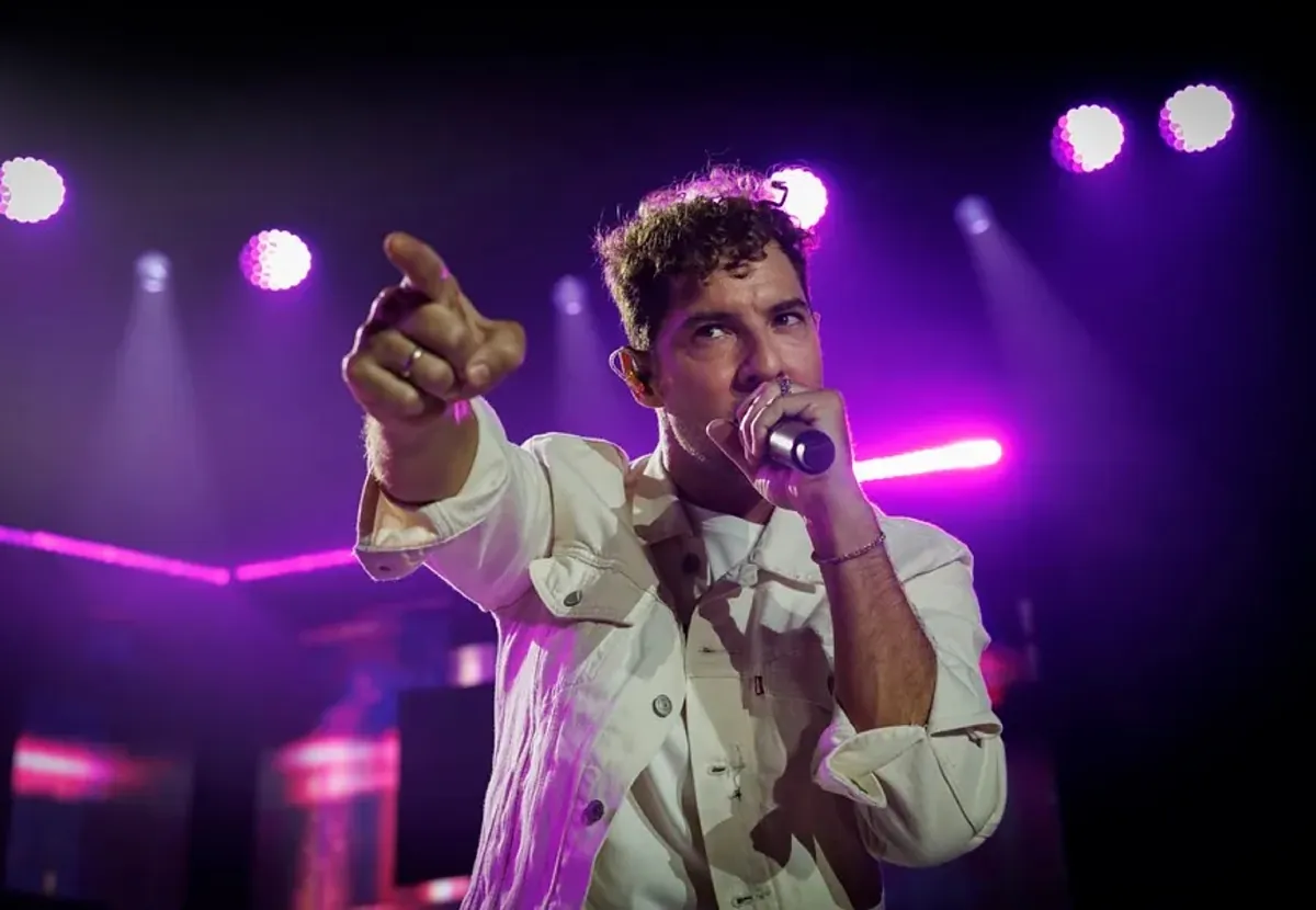 El momento más embarazoso de David Bisbal en pleno concierto: ¡se le rompen los pantalones en la entrepierna!