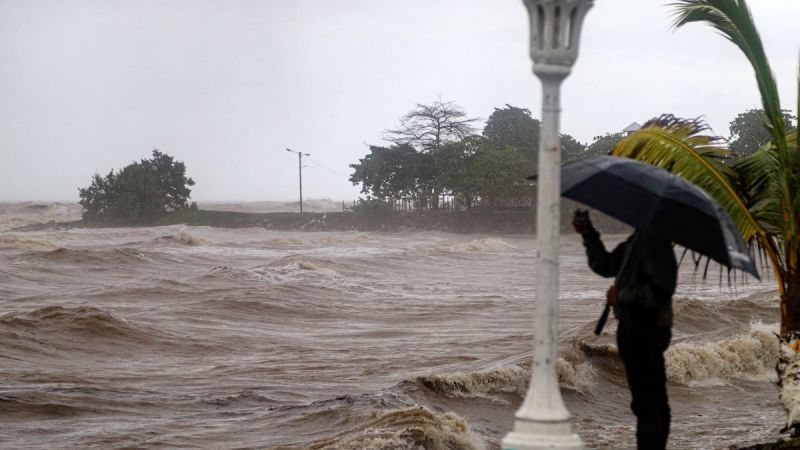 Tormenta tropical Sara deja al menos un muerto tras su paso por Honduras y es una “amenaza potencialmente catastrófica” para Centroamérica