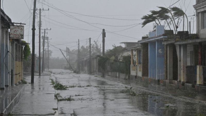 Huracán Rafael causa colapso del sistema eléctrico en Cuba