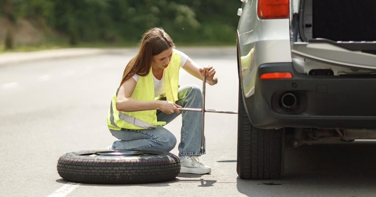 Bystander offers to change struggling woman's tire but she firmly refuses, he pettily changes his own tire in front of her and drives off: ‘So desperate for attention’