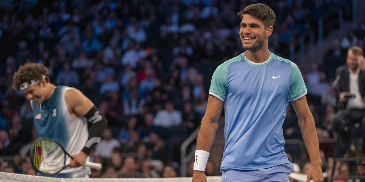 Alcaraz se impone a Shelton en una divertida exhibición en el Madison Square Garden