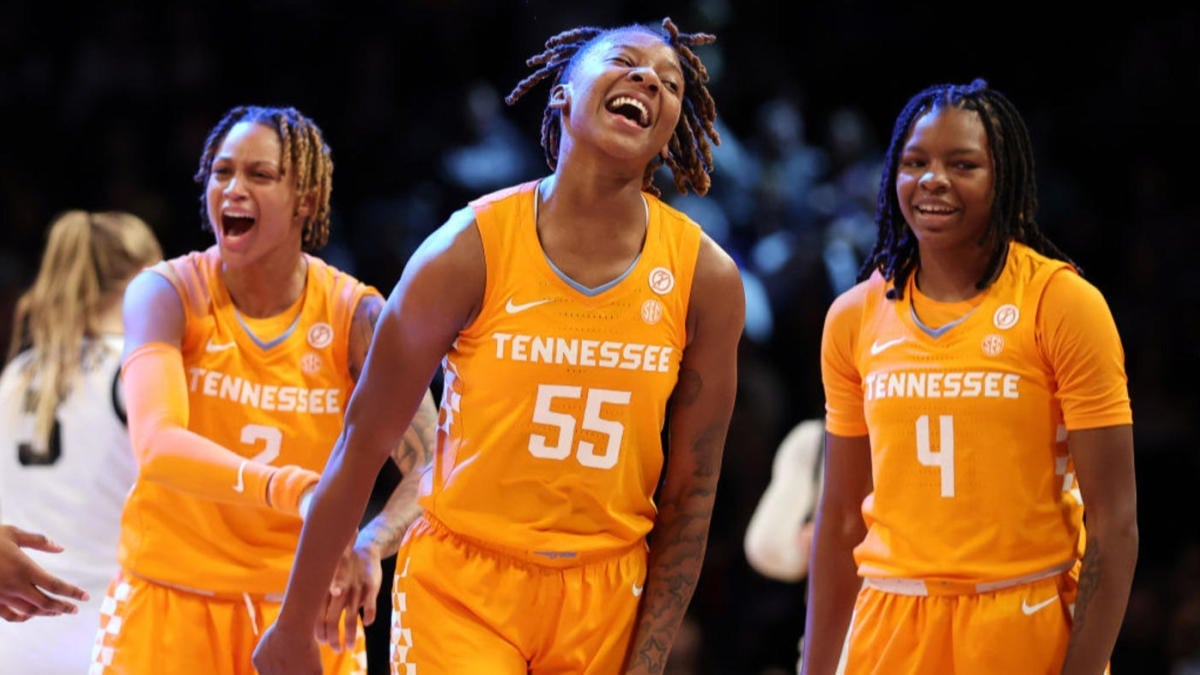 Women's college basketball rankings: Tennessee returns to top 25 after longest drought in program history