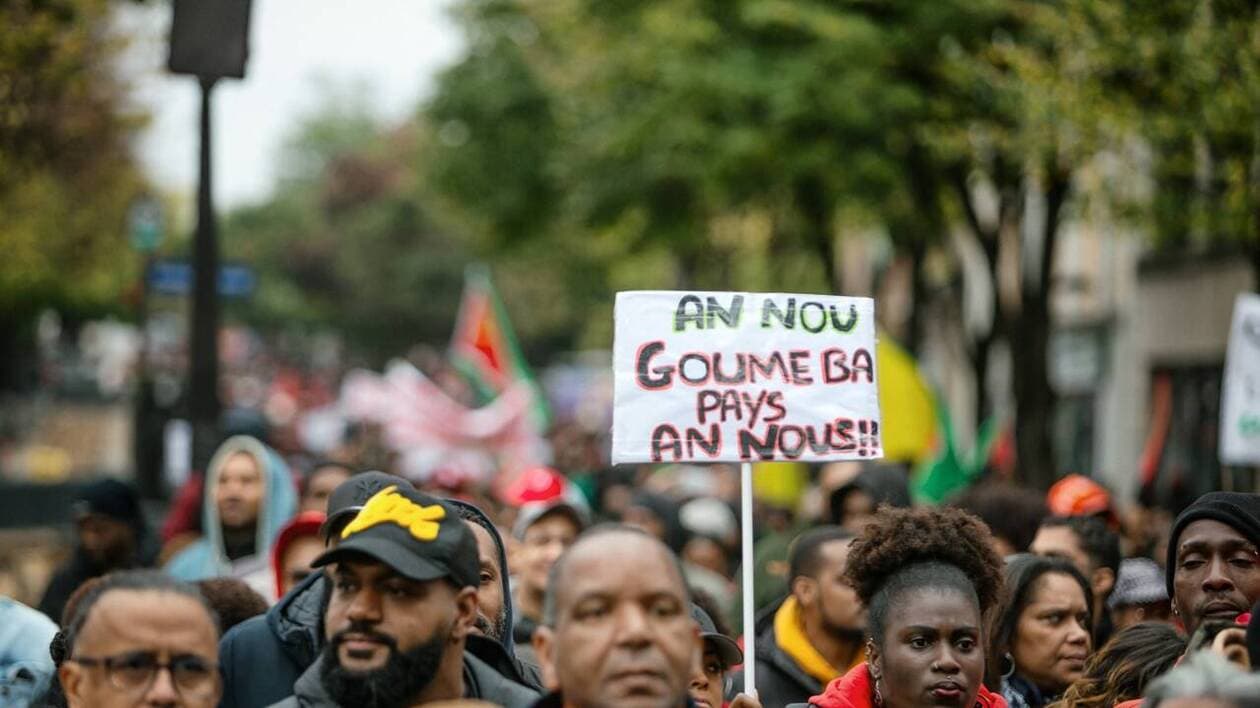 À Paris, des milliers de personnes « vent debout » contre la vie chère en Outre-mer