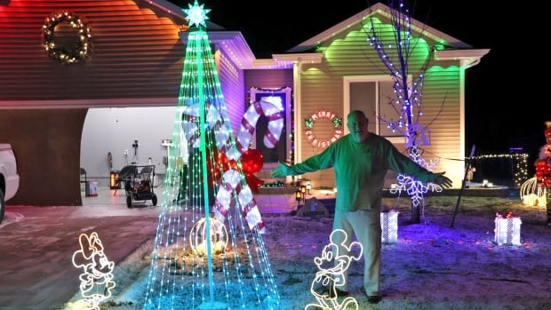 Iowa man decorates entire block to give wife with Alzheimer's a magical Christmas memory