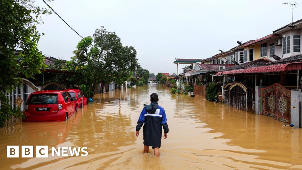 Twelve dead, 135,000 displaced in worst Malaysia and Thailand floods in decades