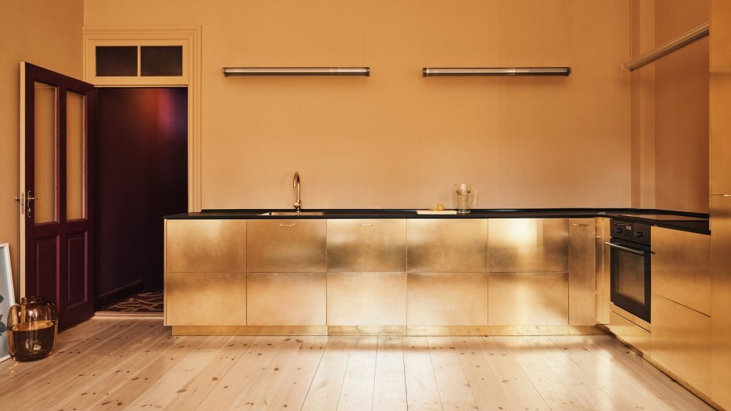 Eight stylish kitchens with metallic gold surfaces in unexpected places