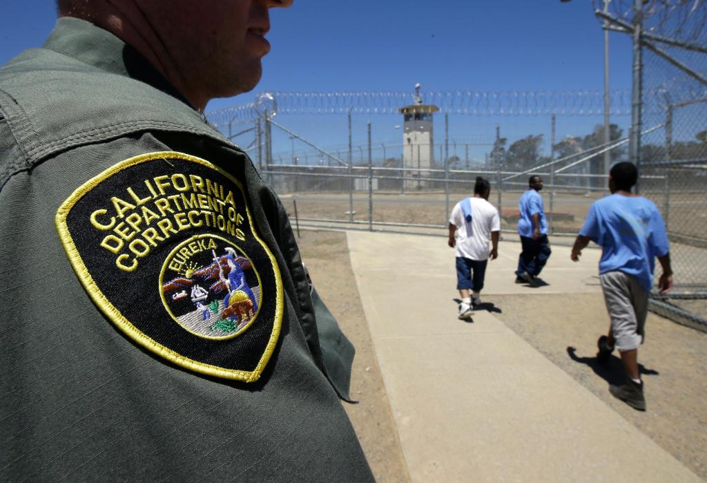 Bay Area prison officer sentenced for accepting bribes to smuggle cell phones into facility