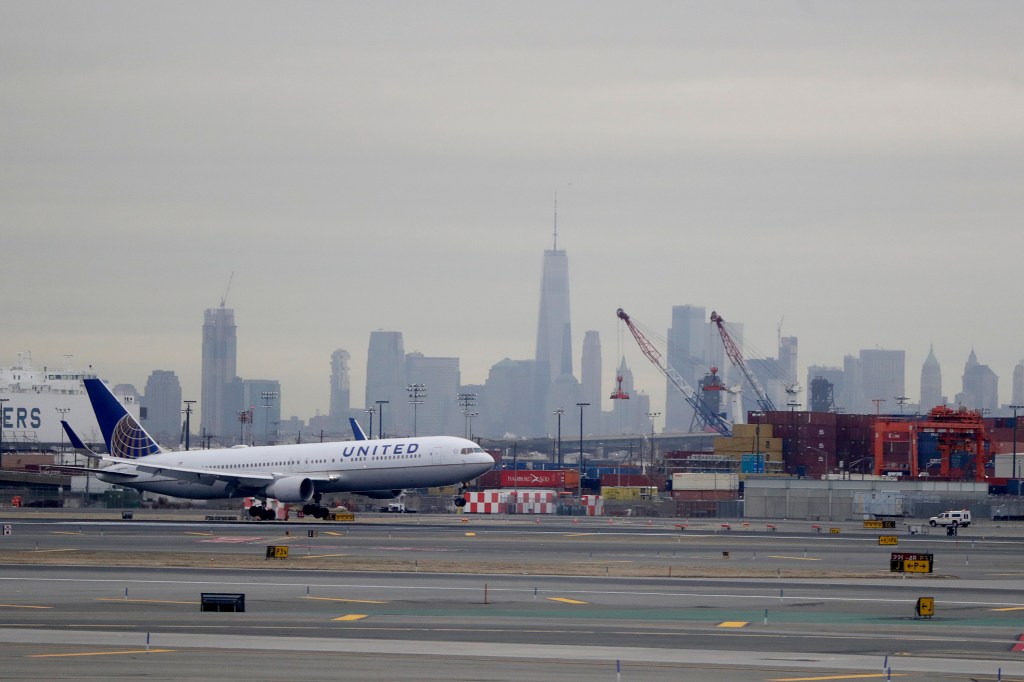 Shirtless man threatened crew on NJ-bound flight: prosecutor