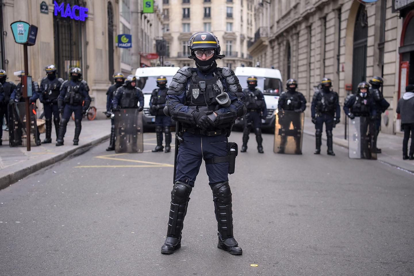 Les CRS, policiers mal-aimés de la République