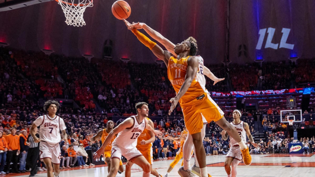 WATCH: Tennessee's Jordan Gainey hits layup at buzzer vs. Illinois to keep the No. 1 Volunteers undefeated