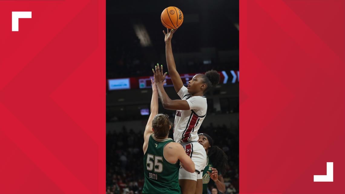 No. 3 South Carolina posts 63rd straight home win, rolling past South Florida 78-62