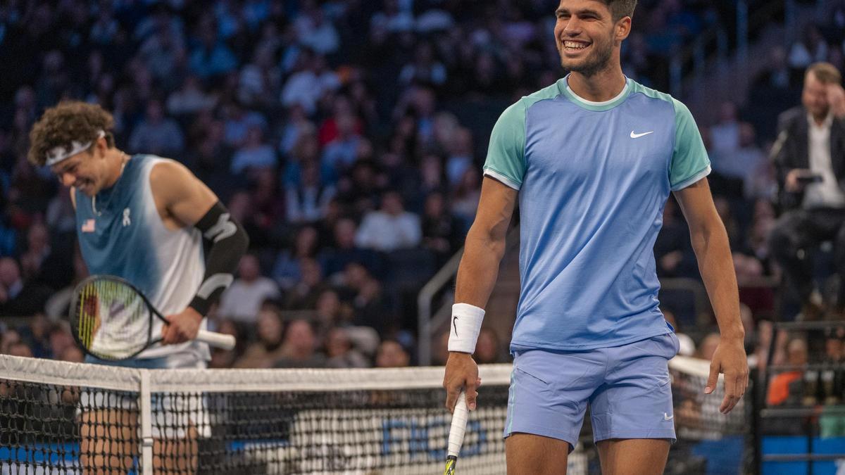 Alcaraz se impone a Shelton en una divertida exhibición en el Madison Square Garden