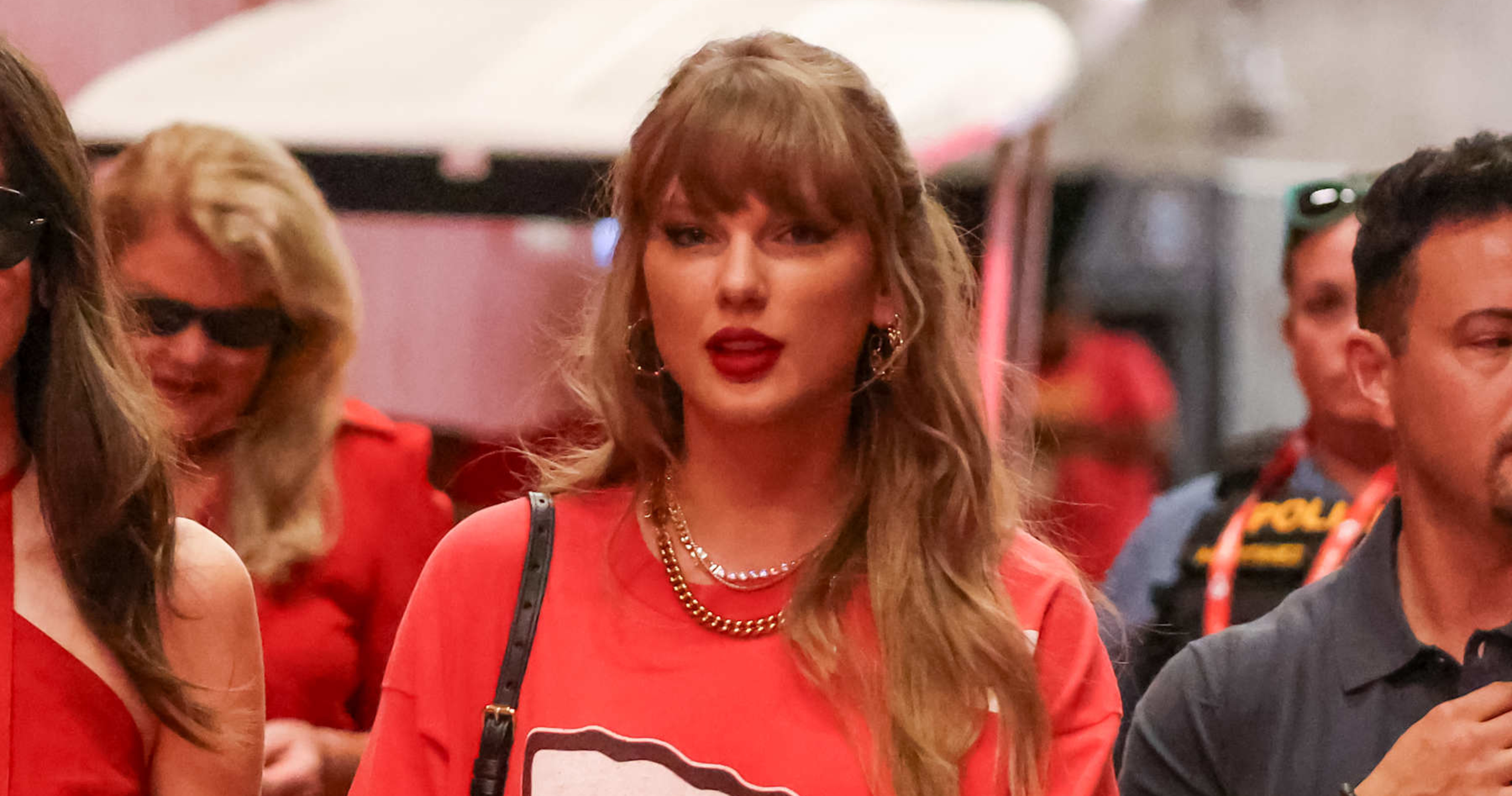 Photo: Taylor Swift Bakes 'Victory Pop Tarts' for Chiefs Players After Panthers Game