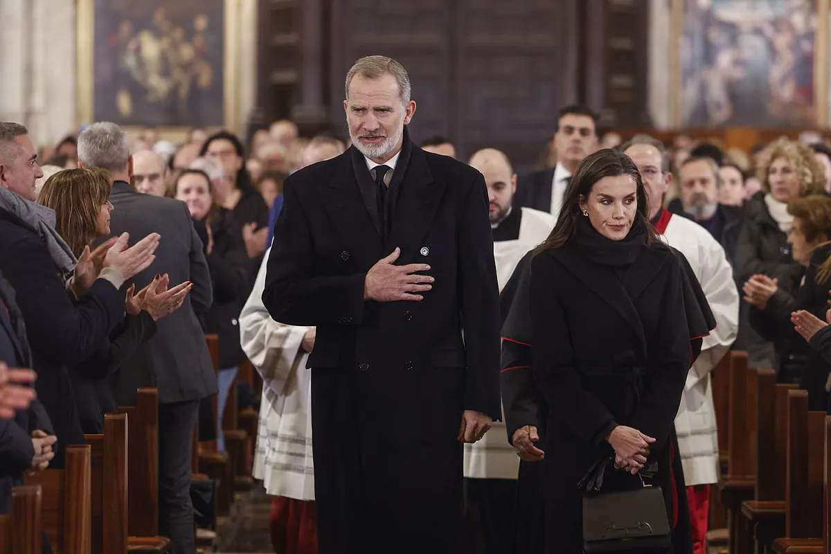 Los Reyes consuelan a los familiares de las víctimas de la DANA sin compañía política