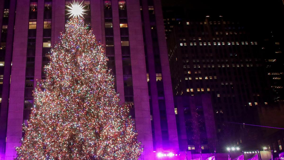 50.000 Lichter am Rockefeller-Weihnachtsbaum in New York angeknipst