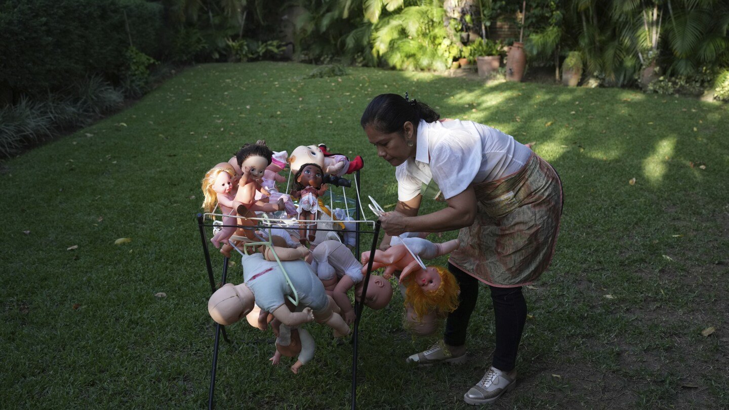 This hospital in Venezuela restores discarded toys for another round of love