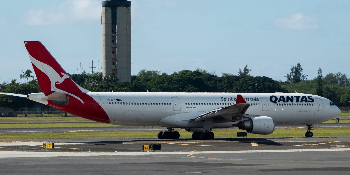 A flight from Los Angeles U-turned over the Pacific after an engine problem, resulting in a 6-hour flight to nowhere