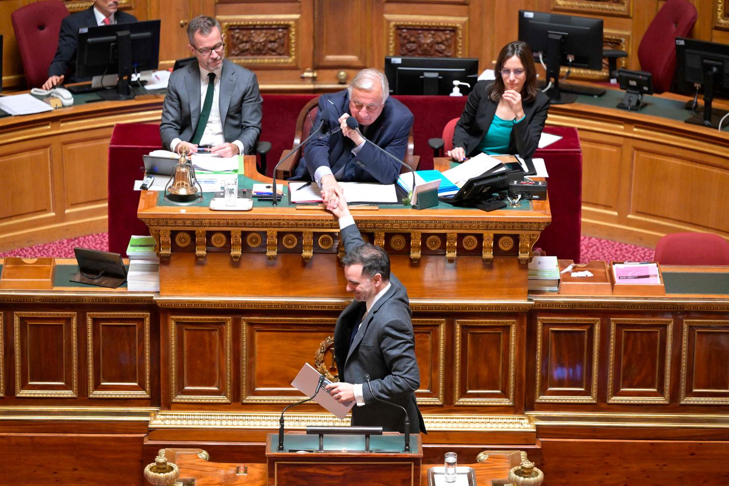 Le Sénat adopte une mesure visant à faire travailler les actifs sept heures de plus par an, sans rémunération, pour financer les politiques d’autonomie