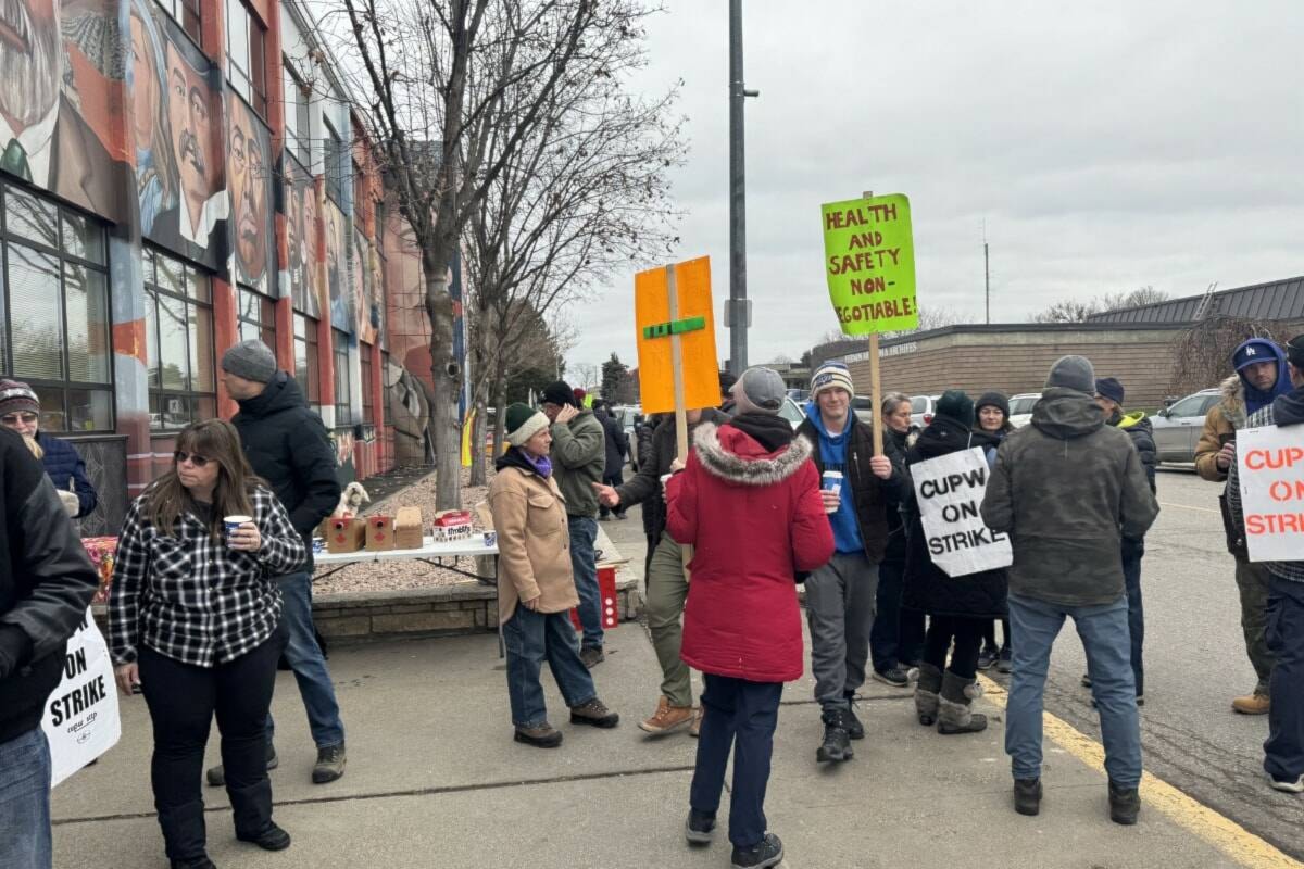 No Christmas joy on Canada Post picket line in Penticton