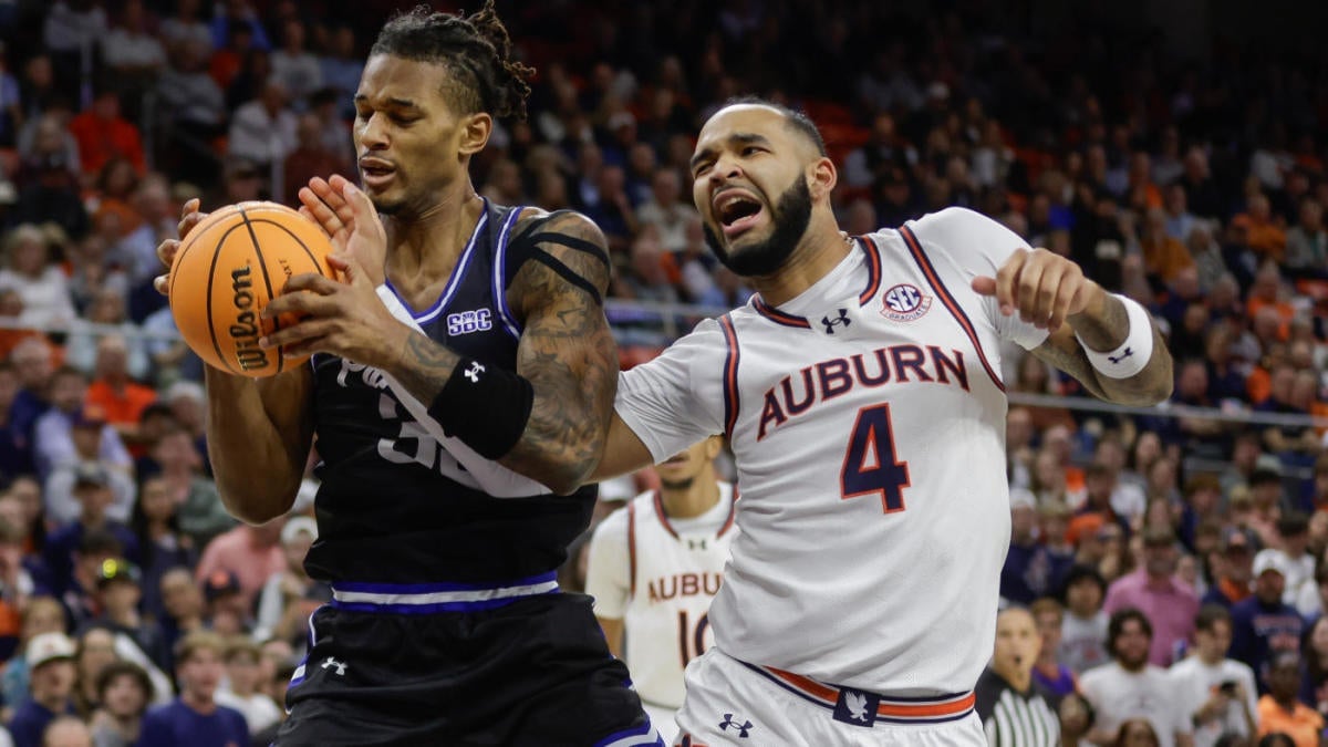 Johni Broome injury: Player of the year candidate to have MRI on shoulder after leaving Auburn victory early