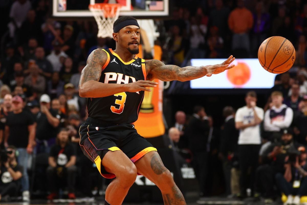 Suns Injury Report: Mike Budenholzer Reveals Bradley Beal’s Status Amid Heavy Trade Buzz