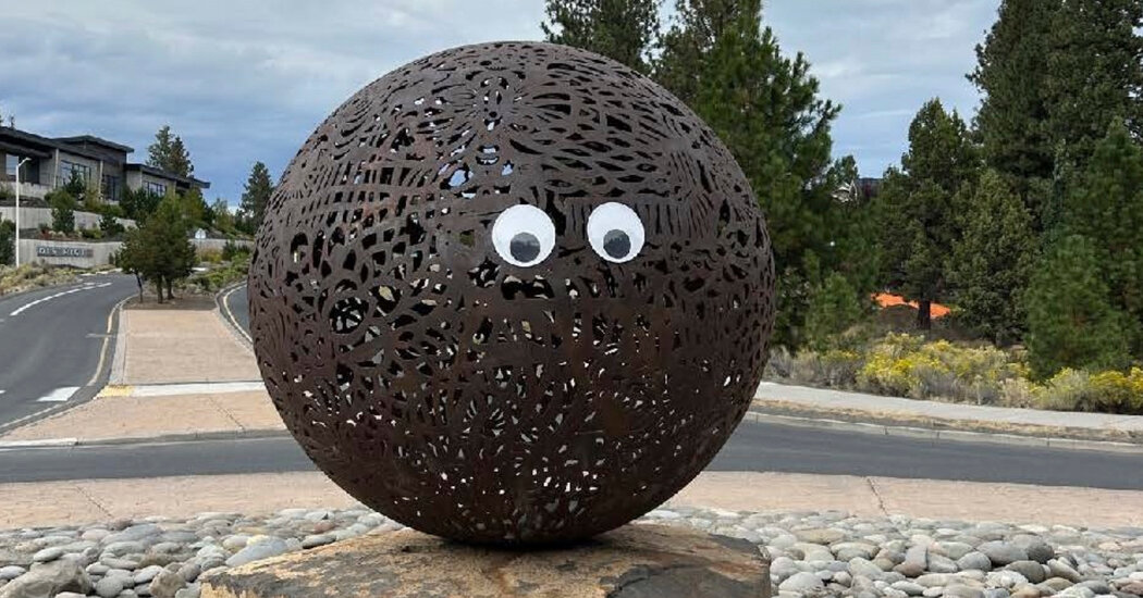 Googly Eyes Placed on Sculptures Follow Residents in this Oregon City