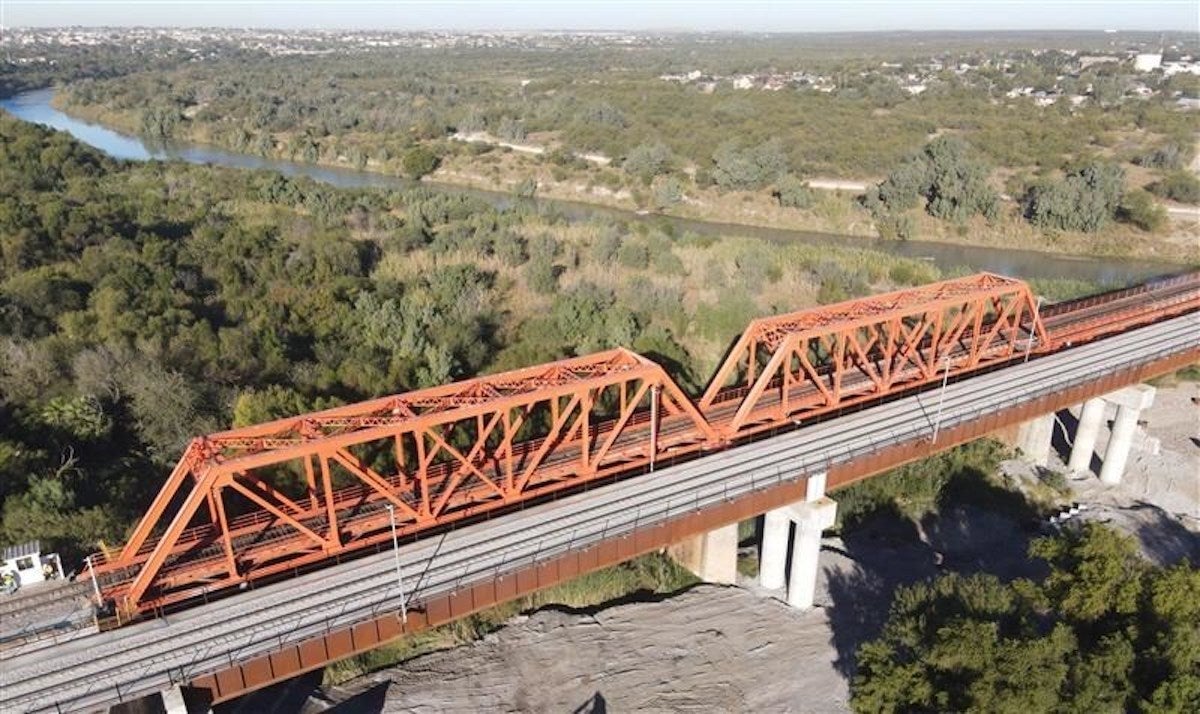 CPKC completes second span over Rio Grande at Laredo gateway