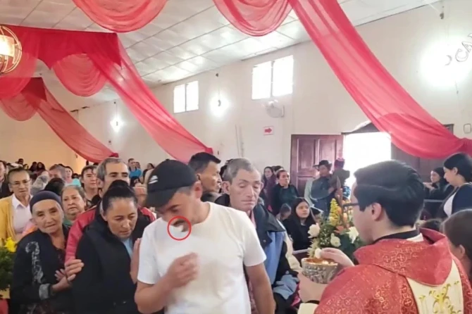 Priest prevents desecration of the Eucharist during Mass in Honduras