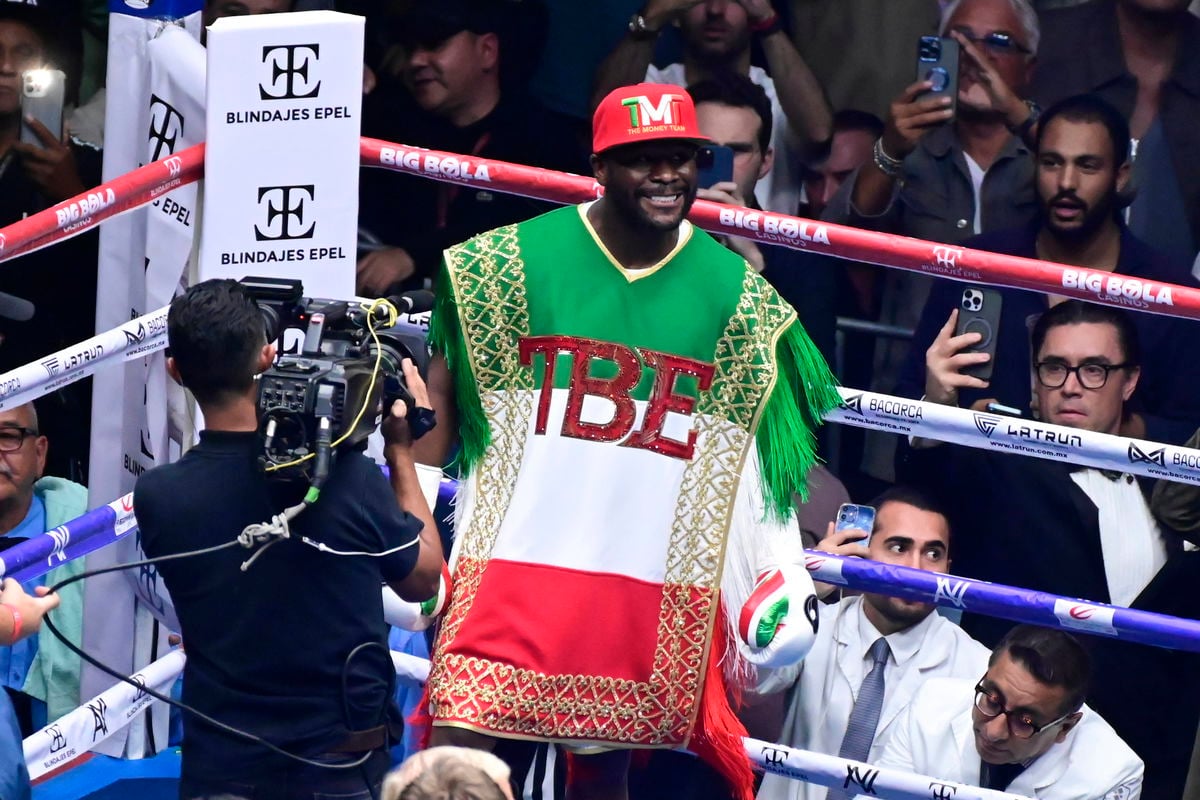 Boxer Branded ‘Mini Floyd Mayweather’ as He Stuns Fans With Unexpected Move Mid-Fight